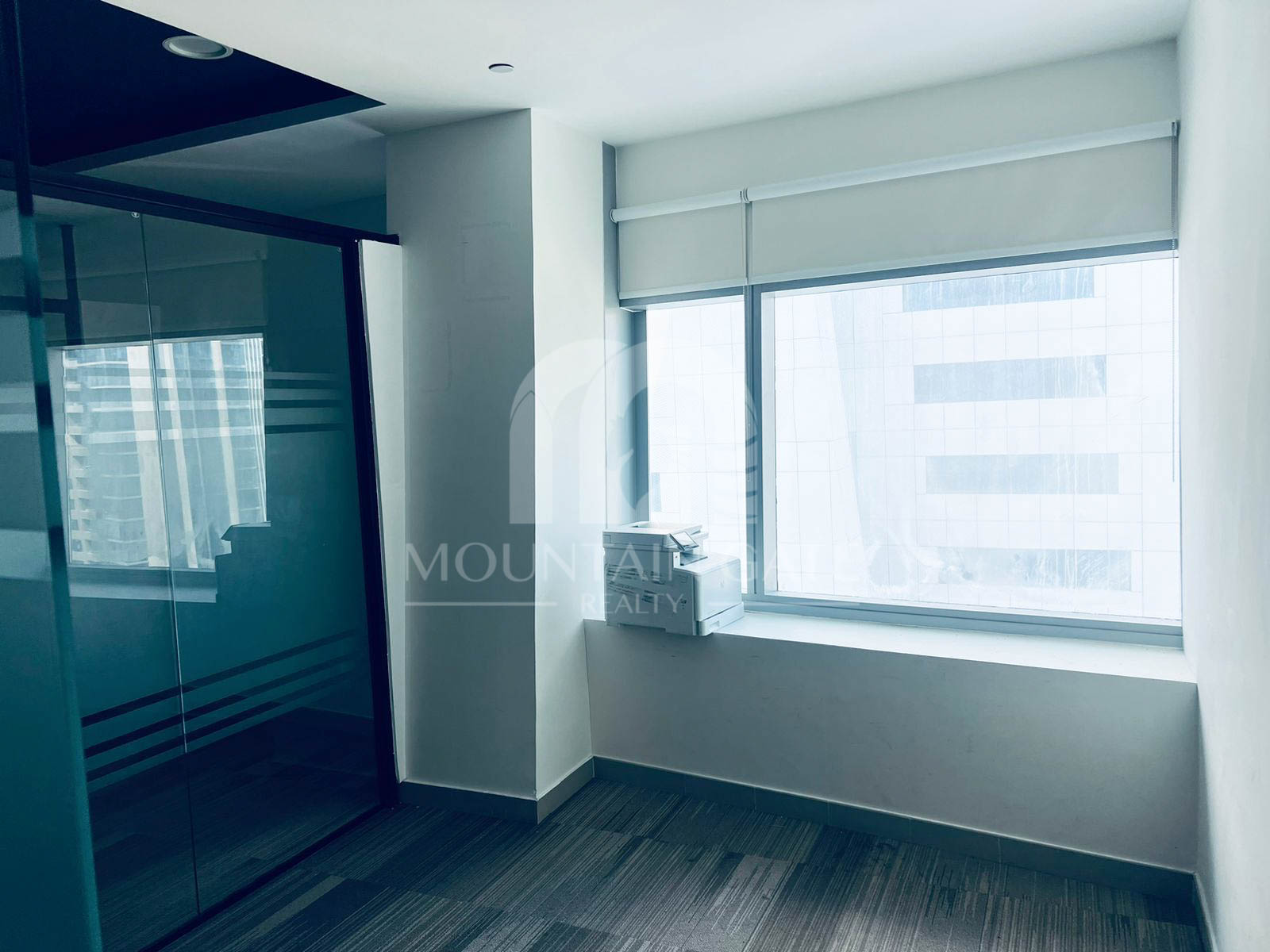 Vacant Now Close to Metro Prime Fitted office Business Bay Mountain Gate
