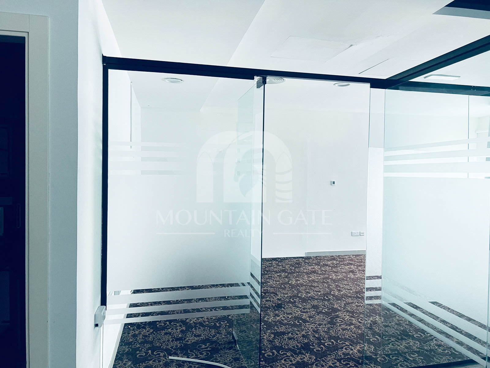 Vacant Now Close to Metro Prime Fitted office Business Bay Mountain Gate