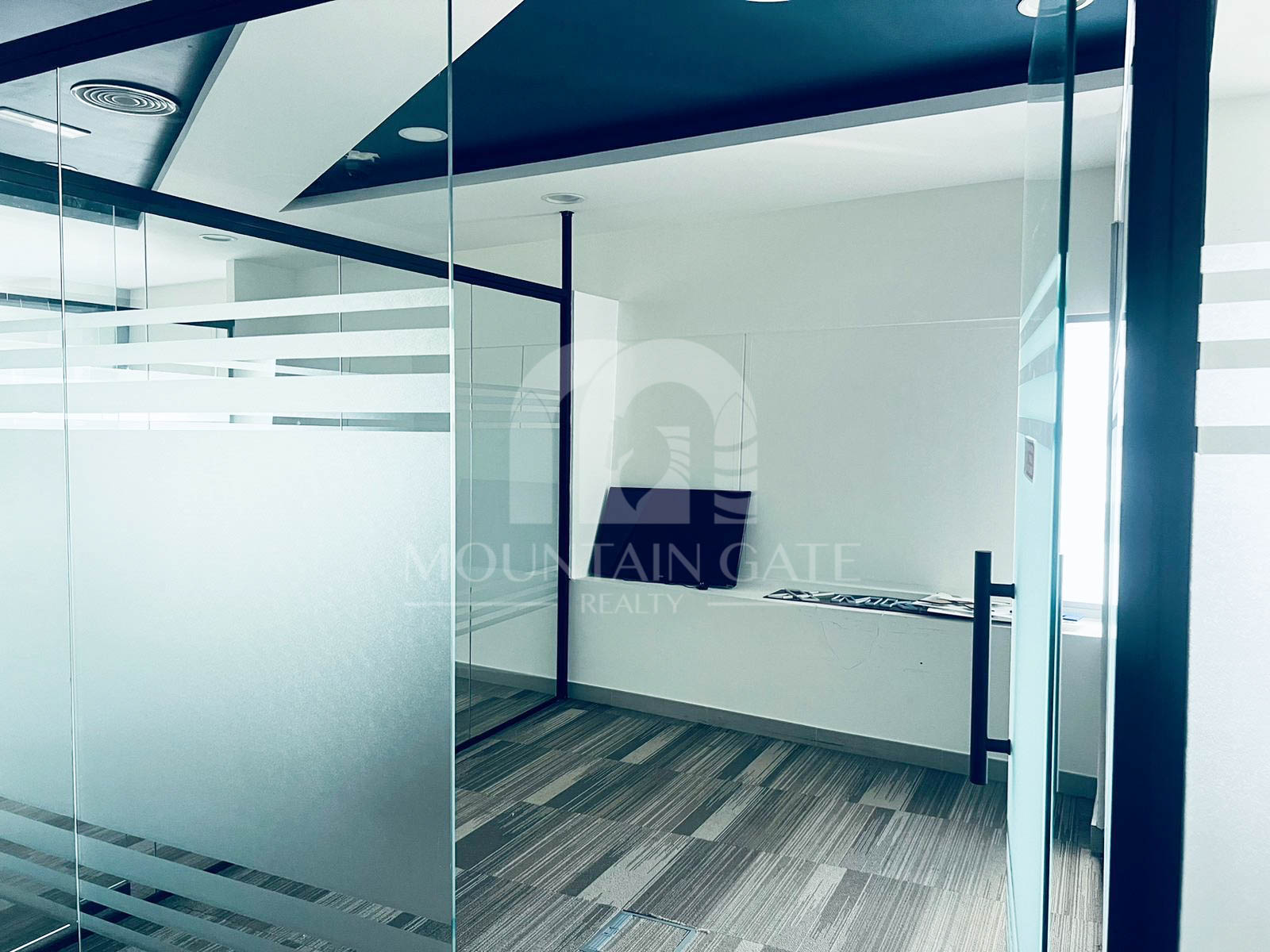 Vacant Now Close to Metro Prime Fitted office Business Bay Mountain Gate