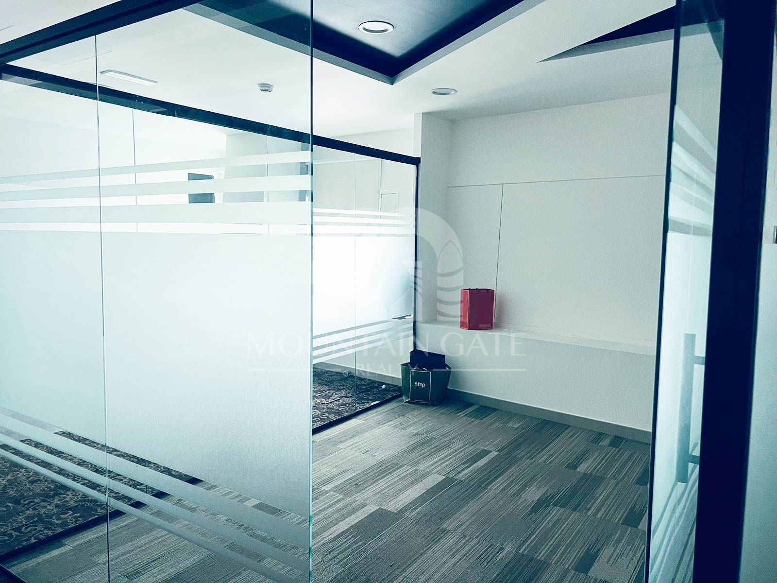Vacant Now Close to Metro Prime Fitted office Business Bay Mountain Gate