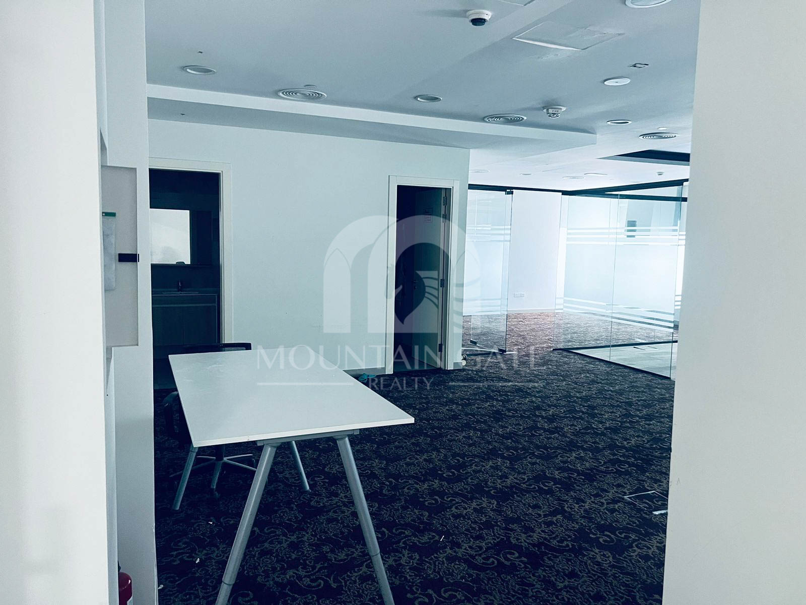 Vacant Now Close to Metro Prime Fitted office Business Bay Mountain Gate