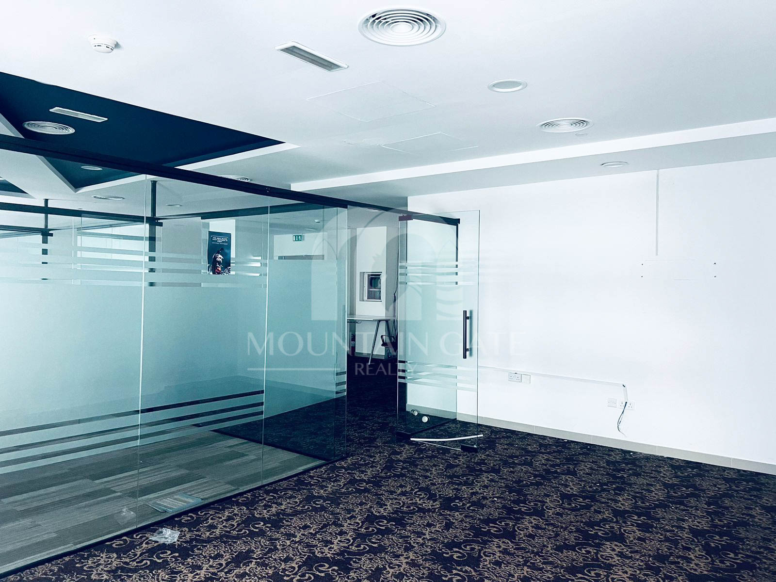 Vacant Now Close to Metro Prime Fitted office Business Bay Mountain Gate
