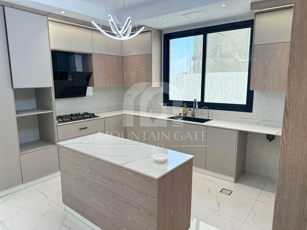 Hot Deal | Prime Location | Privacy & Space 6BR Al Zahya Mountain Gate