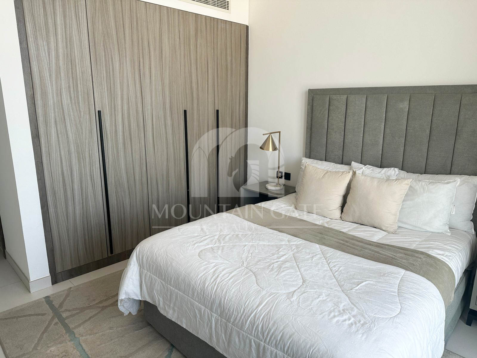 Vacant Fully Furnished Sea View Luxury Living 3BR Palm Jumeirah Mountain Gate