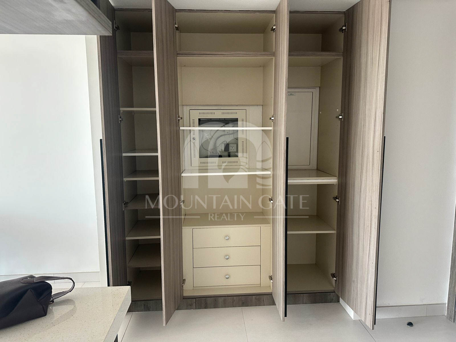 Vacant Fully Furnished Sea View Luxury Living 3BR Palm Jumeirah Mountain Gate