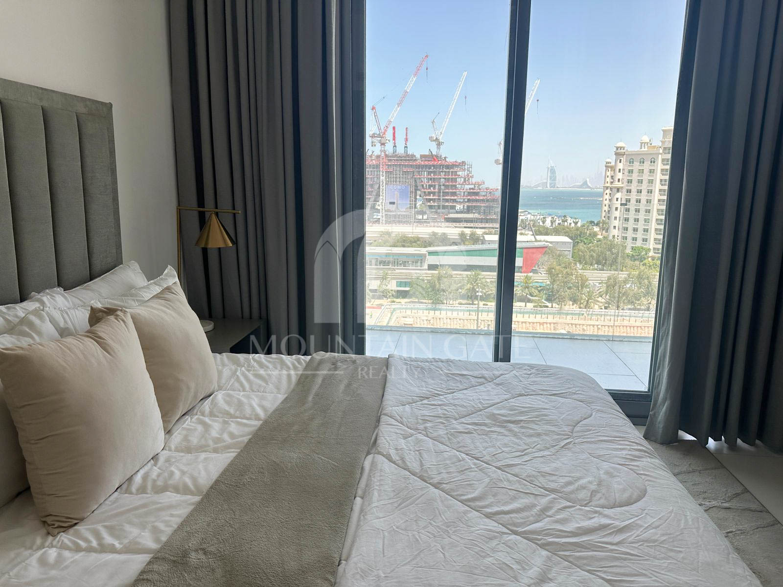 Vacant Fully Furnished Sea View Luxury Living 3BR Palm Jumeirah Mountain Gate