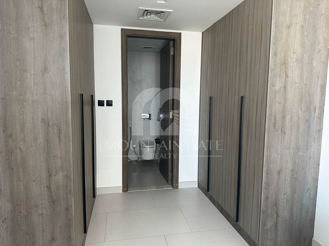 Vacant Fully Furnished Sea View Luxury Living 3BR Palm Jumeirah Mountain Gate