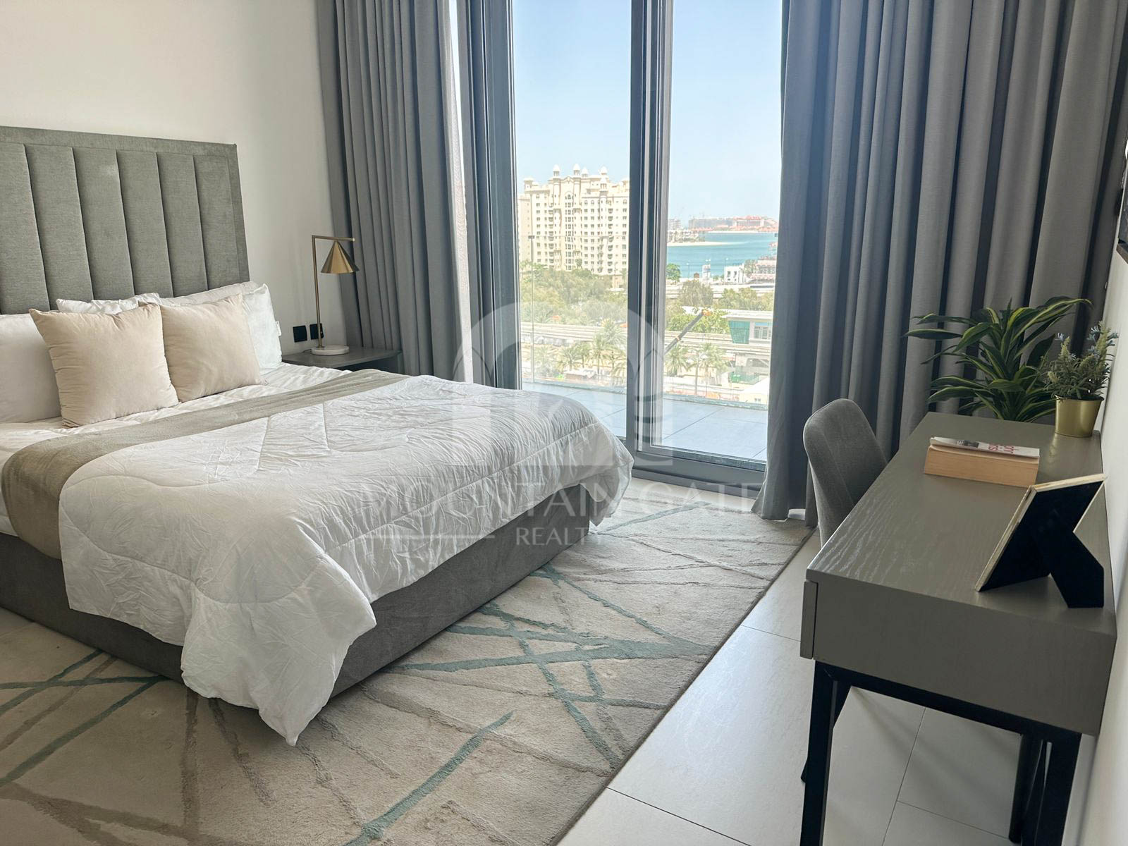 Vacant Fully Furnished Sea View Luxury Living 3BR Palm Jumeirah Mountain Gate
