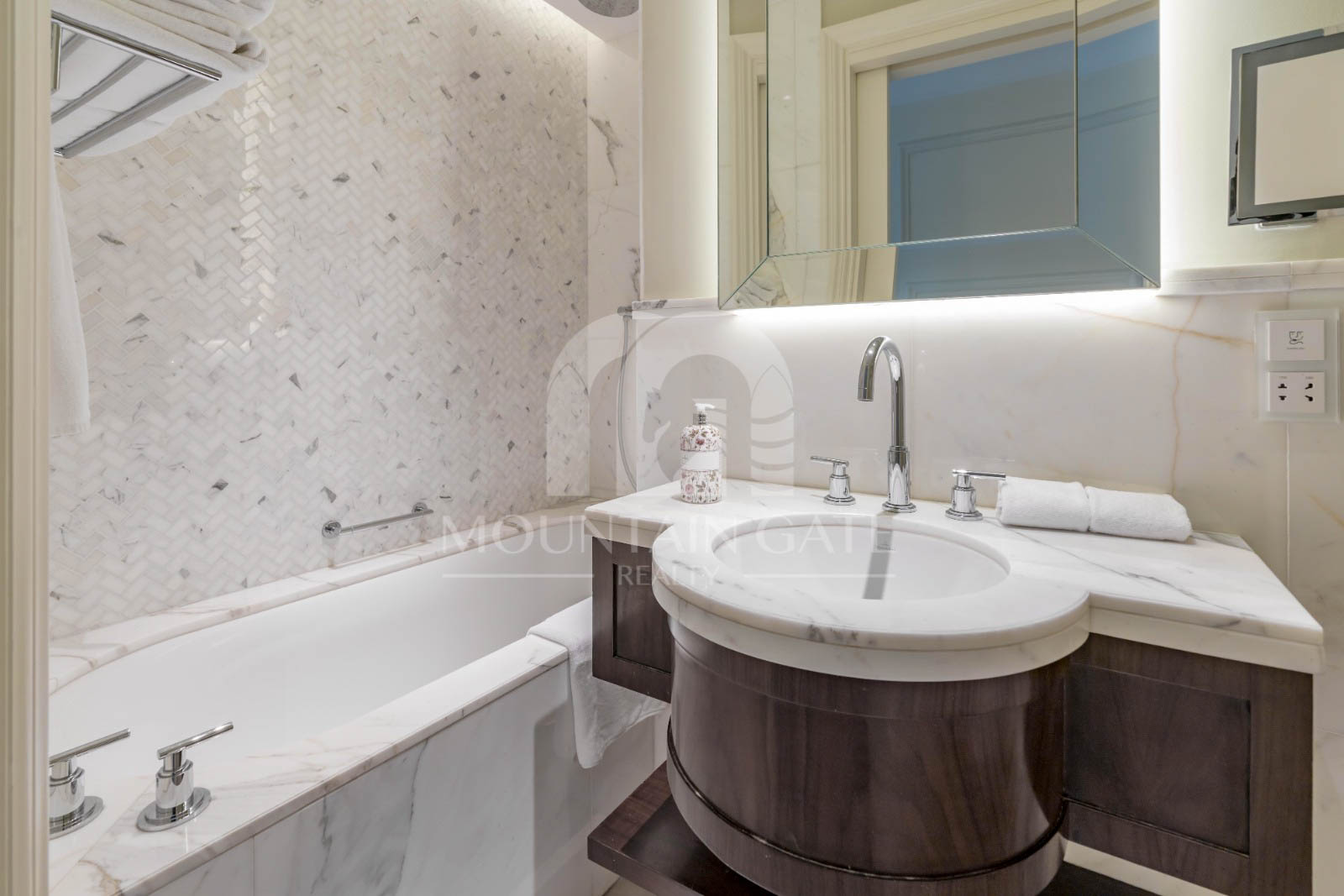 Fully Furnished | 4BR +Maid | Premium Living 4BR Downtown Dubai Mountain Gate