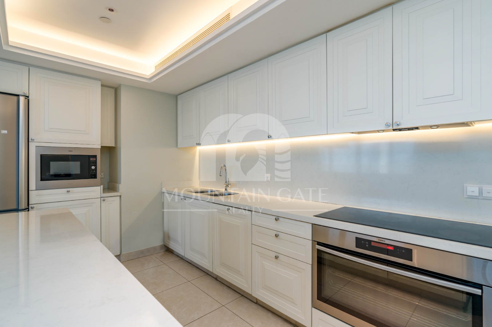 Fully Furnished | 4BR +Maid | Premium Living 4BR Downtown Dubai Mountain Gate
