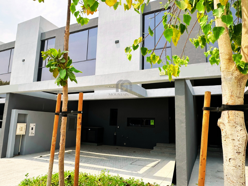 DISTRESS DEAL | Unique location | Freehold 4BR Tilal City Mountain Gate