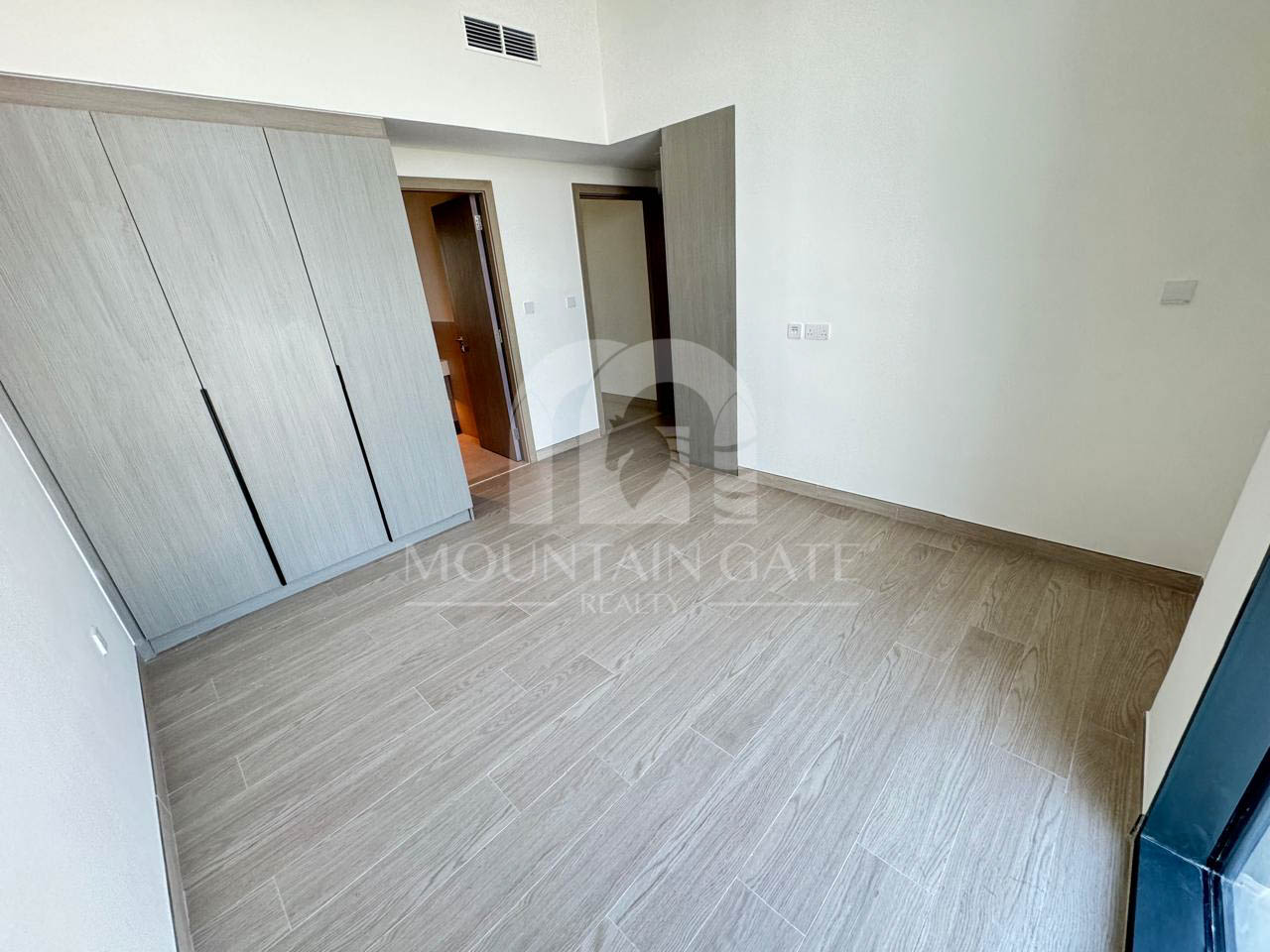 Park View, Corner Unit and Large Plot Landscaped 4BR Al Furjan Mountain Gate