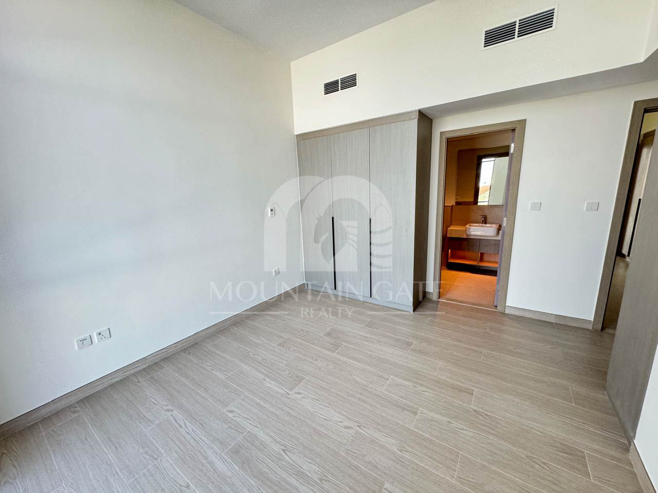 Park View, Corner Unit and Large Plot Landscaped 4BR Al Furjan Mountain Gate