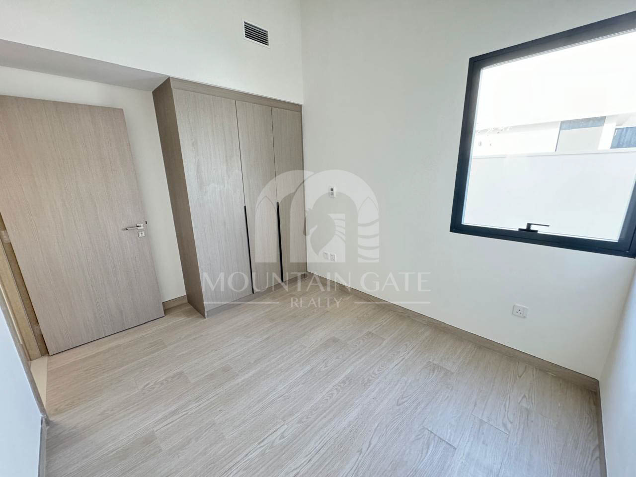 Park View, Corner Unit and Large Plot Landscaped 4BR Al Furjan Mountain Gate