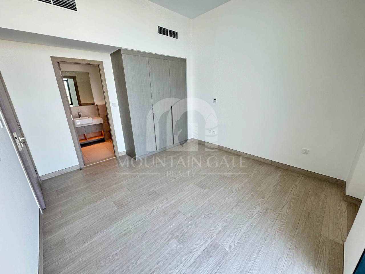 Park View, Corner Unit and Large Plot Landscaped 4BR Al Furjan Mountain Gate