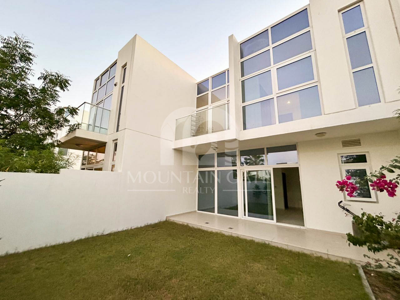 Vacant | Single Row | Community view | XU4BB 4BR Damac Hills 2 Mountain Gate