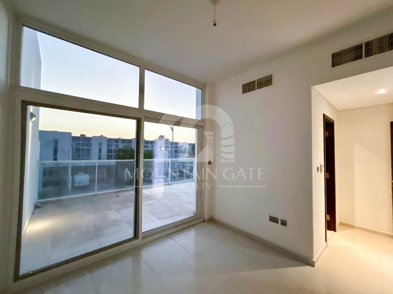 Vacant | Single Row | Community view | XU4BB 4BR Damac Hills 2 Mountain Gate