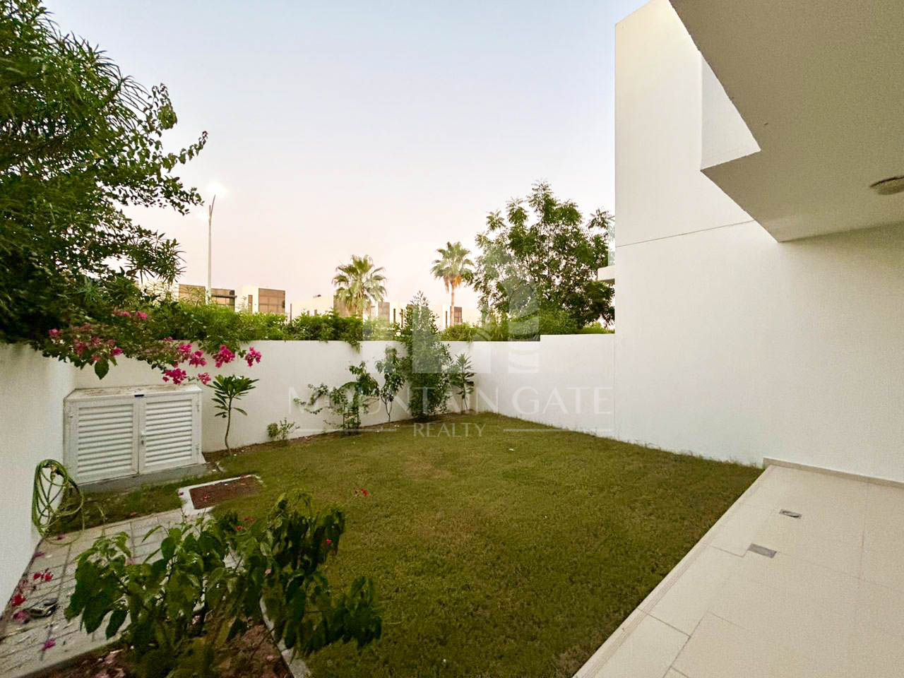 Vacant | Single Row | Community view | XU4BB 4BR Damac Hills 2 Mountain Gate