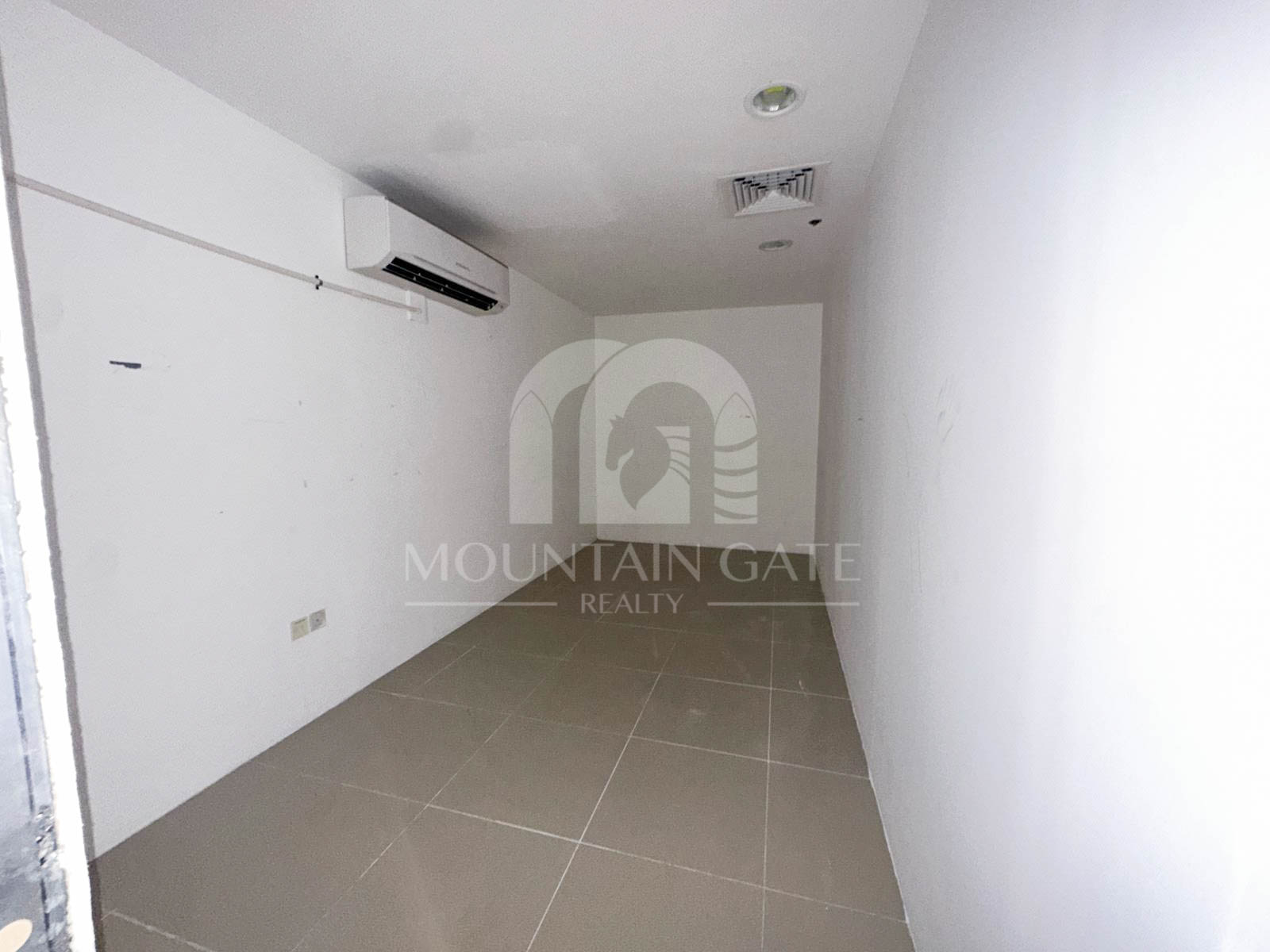 Fully Fitted | Spacious | Vacant Now Dubai Investment Park (DIP) Mountain Gate