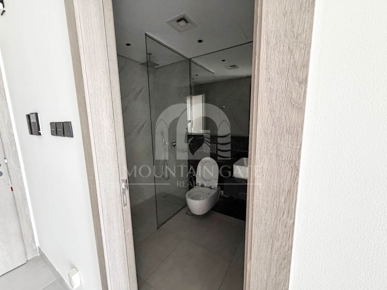 LUXURIOUS | VACANT | FITTED KITCHEN Jumeirah Village Circle Mountain Gate