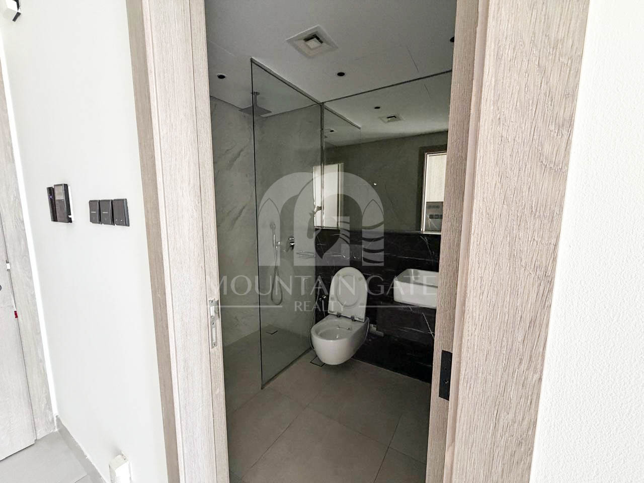 LUXURIOUS | VACANT | FITTED KITCHEN Jumeirah Village Circle Mountain Gate