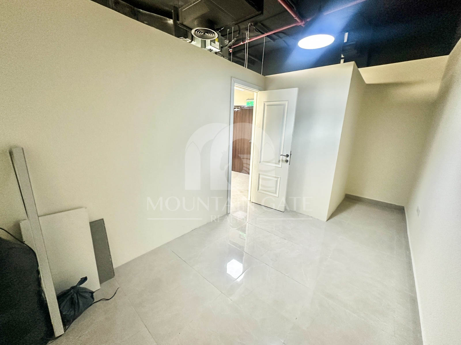 Business hub/ready/fitted/Great location Dubai Investment Park (DIP) Mountain Gate