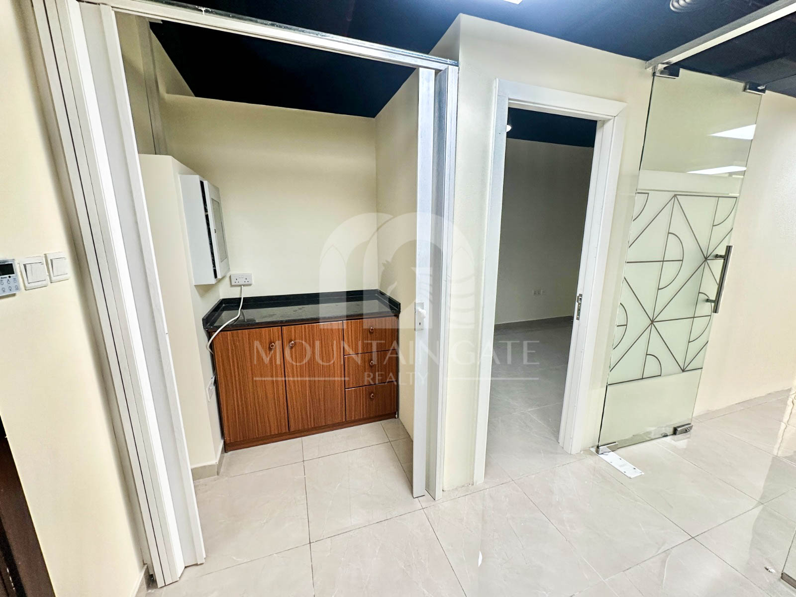 Business hub/ready/fitted/Great location Dubai Investment Park (DIP) Mountain Gate