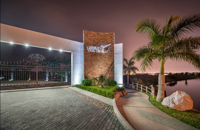 Vivar entrada noche.jpg