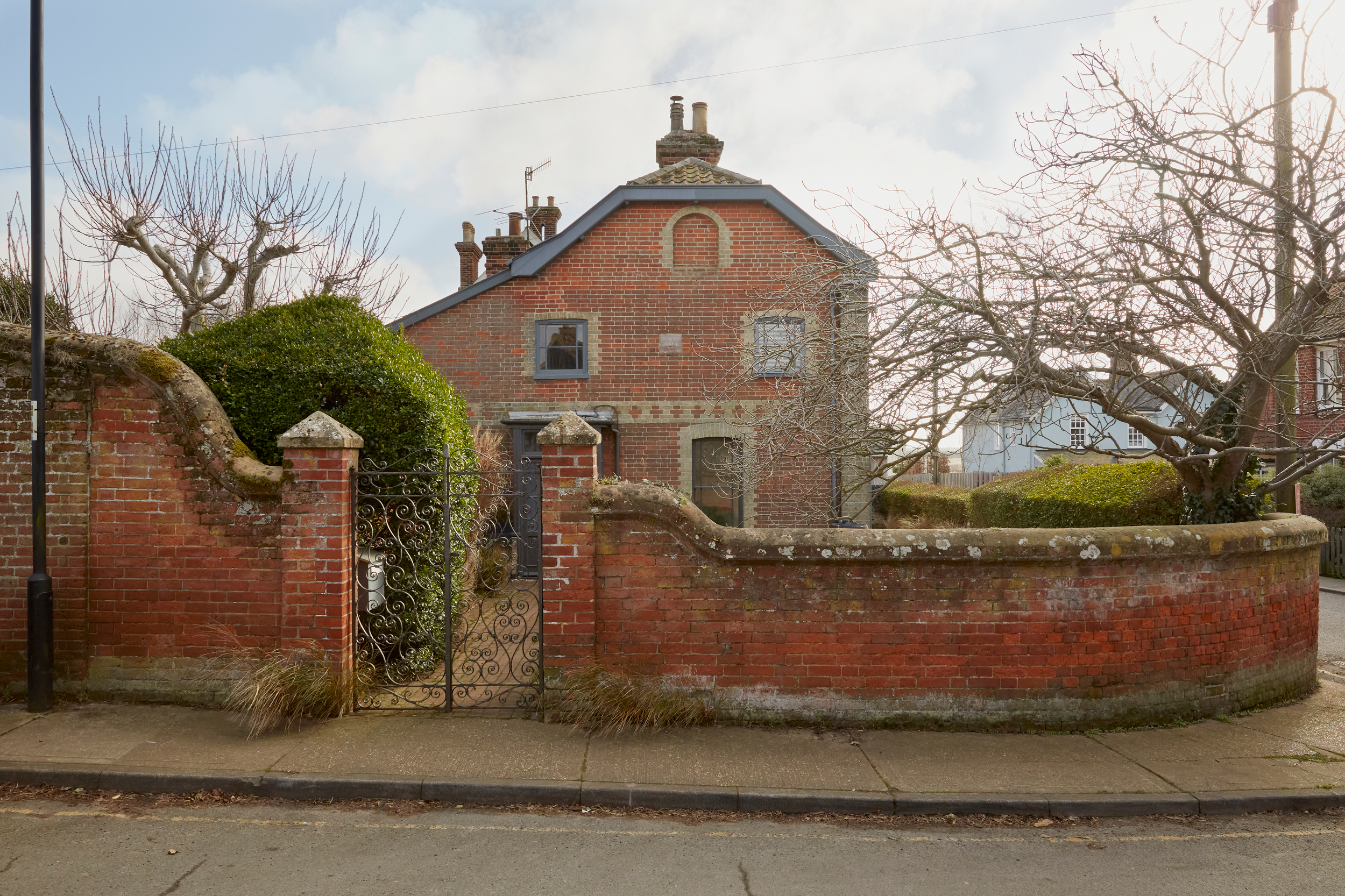 Crespigny Road - Image 1