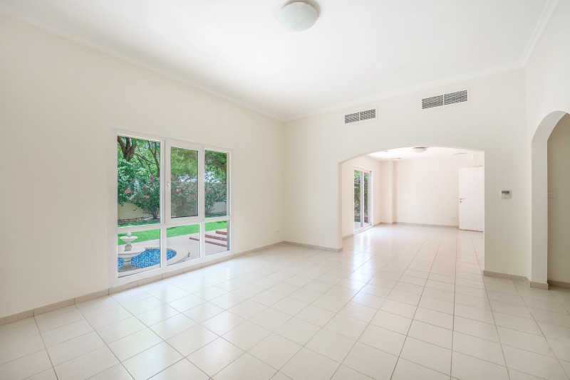 3 Bedrooms Villa in Meadows 9