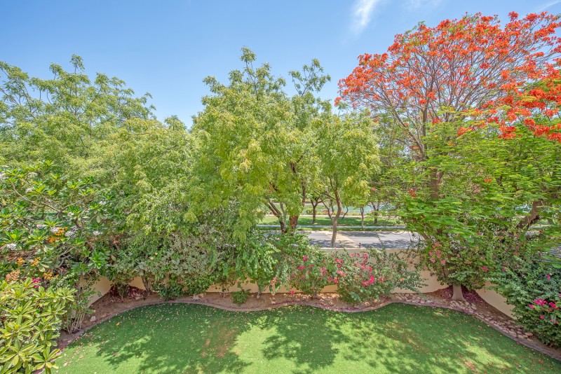 3 Bedrooms Villa in Meadows 9