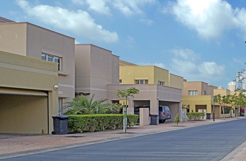 5 Bedrooms Villa in 1 Street, Meadows