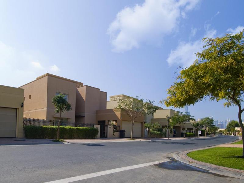 5 Bedrooms Villa in 1 Street, Meadows