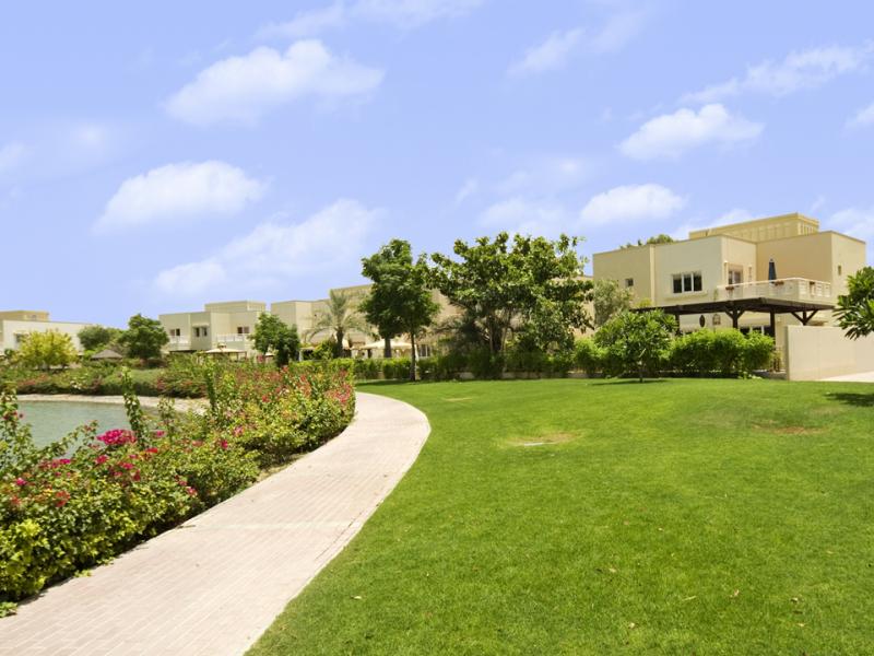 5 Bedrooms Villa in 1 Street, Meadows