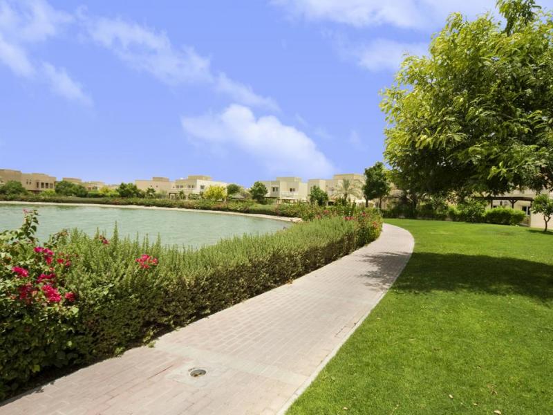 5 Bedrooms Villa in 1 Street, Meadows