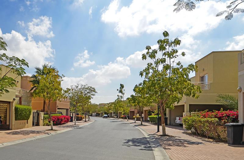 5 Bedrooms Villa in 1 Street, Meadows