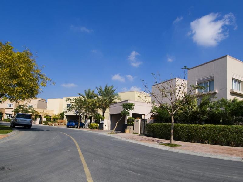 5 Bedrooms Villa in 1 Street, Meadows