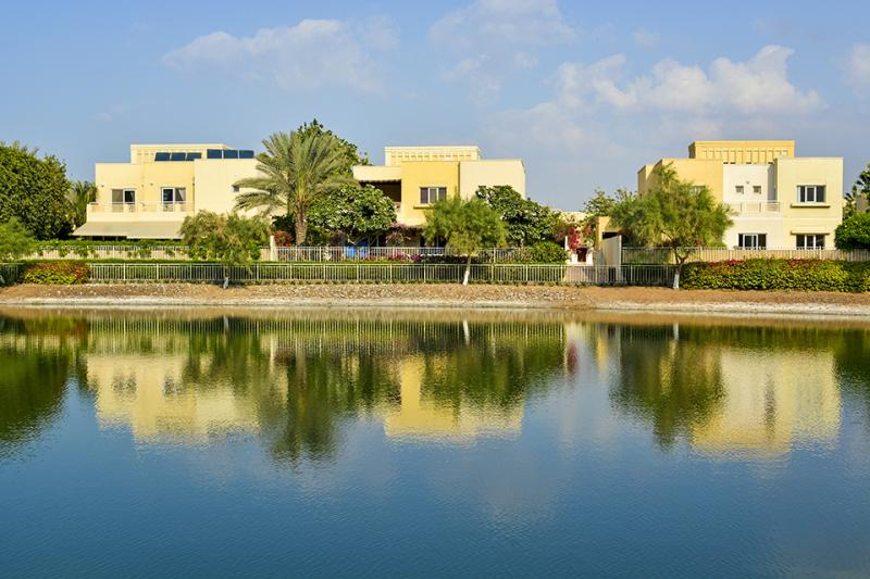 5 Bedrooms Villa in 1 Street, Meadows