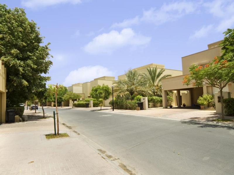 5 Bedrooms Villa in 1 Street, Meadows