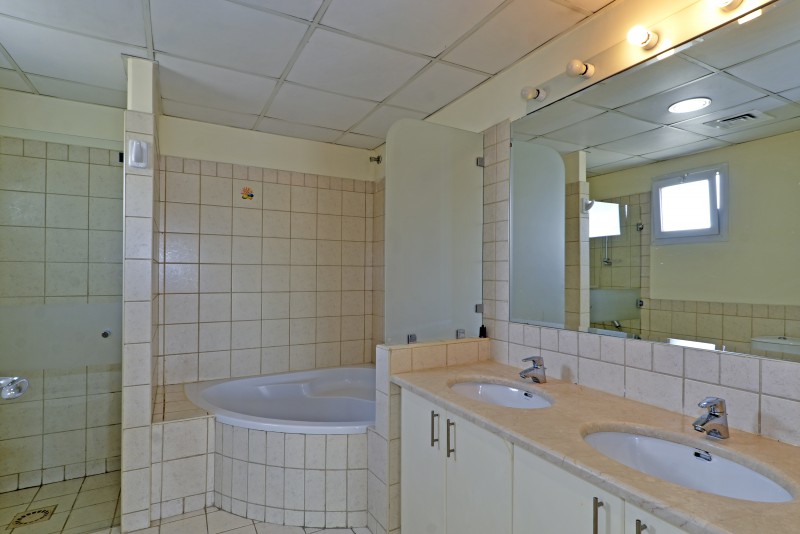 5 Bedrooms Villa in Meadows 6