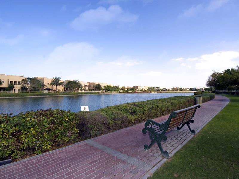 5 Bedrooms Villa in Meadows 6