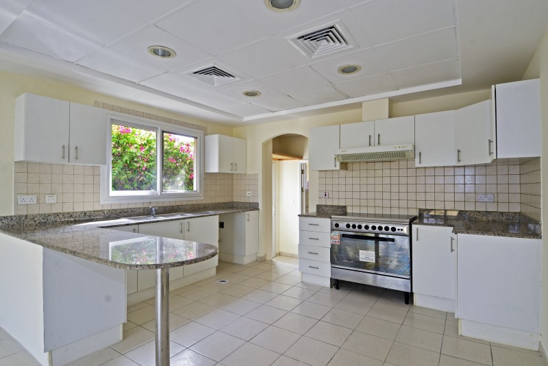 5 Bedrooms Villa in Meadows 6
