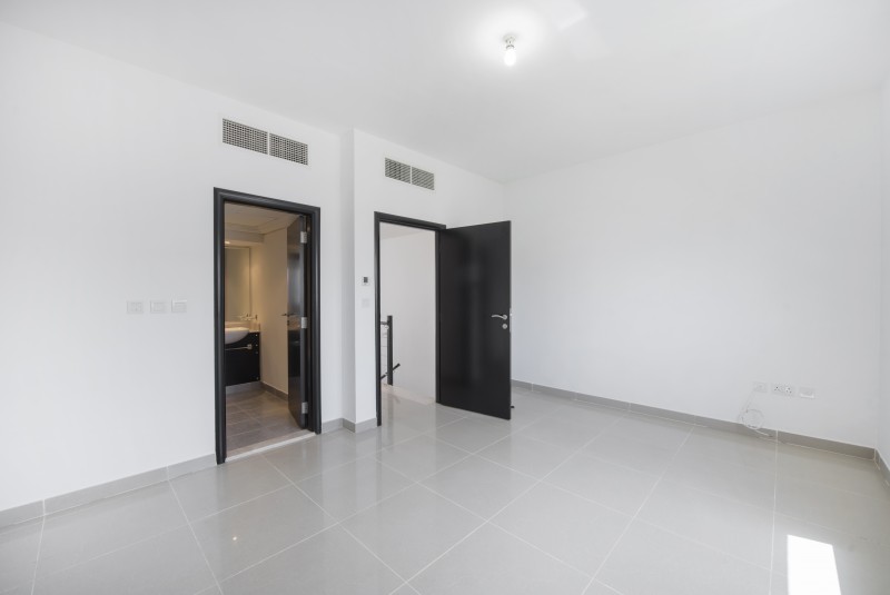 3 Bedrooms Townhouse in Contemporary Style