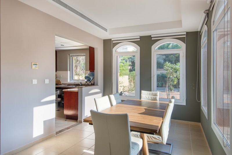 2 Bedrooms Villa in Palmera 2