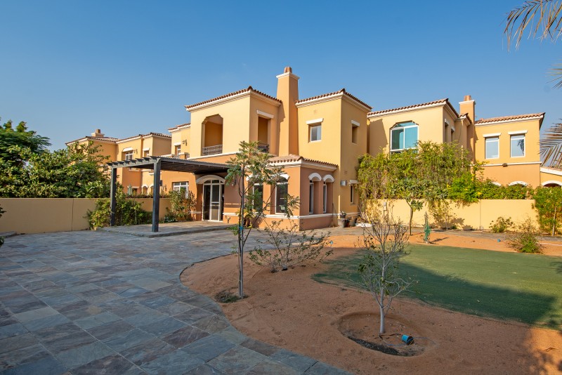 2 Bedrooms Villa in Palmera 2