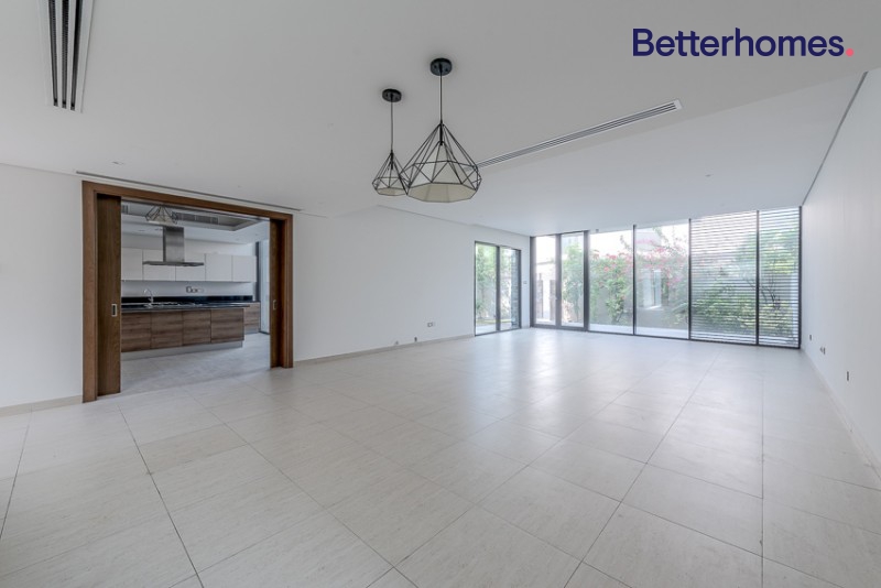 5 Bedrooms Villa in Umm Suqeim 3