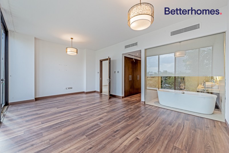 5 Bedrooms Villa in Umm Suqeim 3