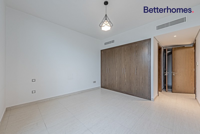 5 Bedrooms Villa in Umm Suqeim 3
