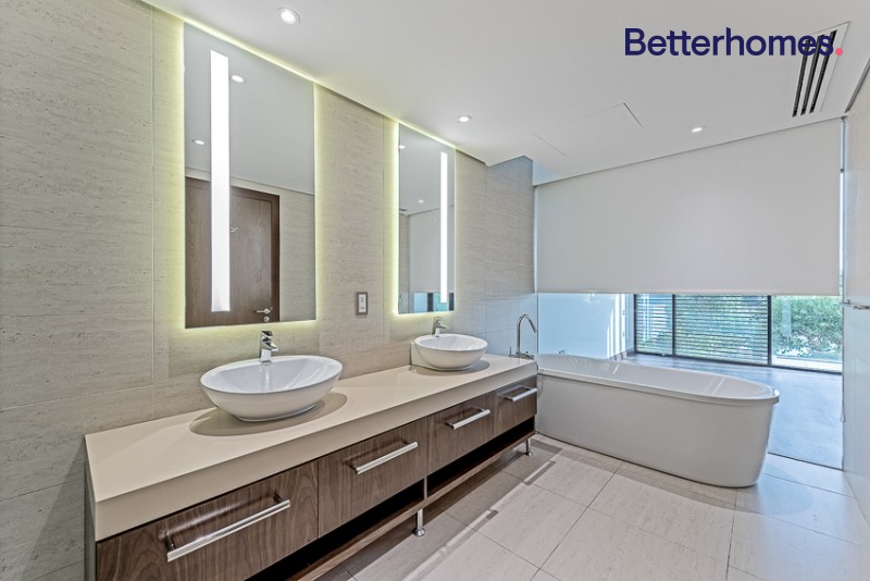 5 Bedrooms Villa in Umm Suqeim 3