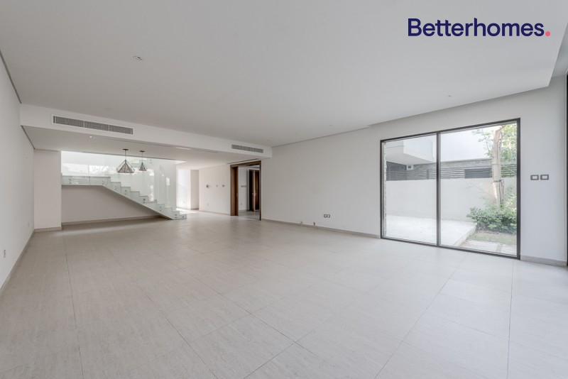 5 Bedrooms Villa in Umm Suqeim 3